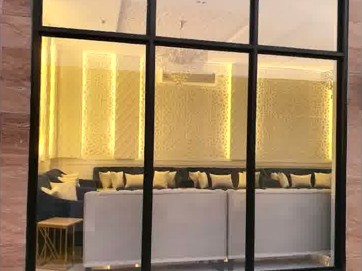 المجلس الداخلي بإضاءة ذهبية