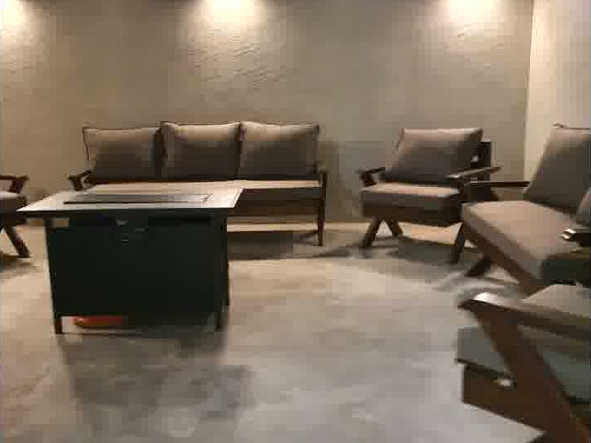 جلسة خارجية مع طاولة نار